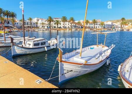 Blick vom Hafen des Fischerdorfes Fornells. Fornells, Menorca, Balearen, Spanien Stockfoto