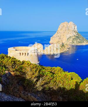 Torre des Savinar und Es Vedra Inseln im Hintergrund, Ibiza, Balearen, Spanien, Stockfoto