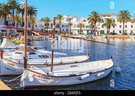 Boote moorierten im Hafen des Fischerdorfes Fornells. Menorca, Balearen, Spanien Stockfoto