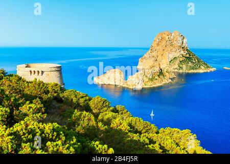 Torre des Savinar und Es Vedra Inseln im Hintergrund, Ibiza, Balearen, Spanien Stockfoto