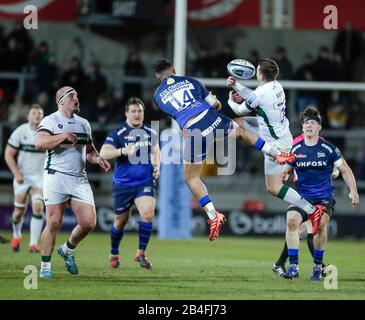 Salford, Lancashire, Großbritannien. März 2020. März 2020; AJ Bell Stadium, Salford, Lancashire, England; Gallagher Premiership Rugby, Sale Sharks versus London Irish; Denny Solomona of Sale Sharks und Tom Parton of London Irish konkurrieren um den Ball in der Air Credit: Action Plus Sports Images/Alamy Live News Stockfoto