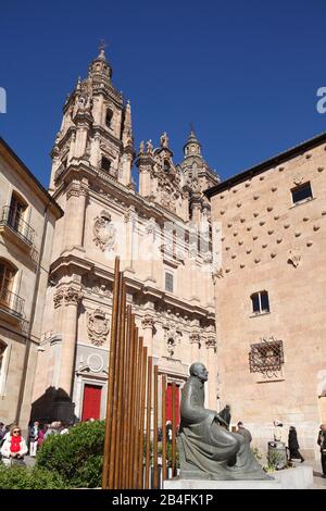 Denkmal für Francisco de Salinas vor der Casa de las Conchas und La Clerecia, Salamanca, Castilla y Leon, Kastilien-Leon, Spanien, Europa Stockfoto