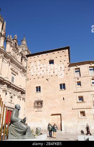 Denkmal für Francisco de Salinas vor der Casa de las Conchas und La Clerecia, Salamanca, Castilla y Leon, Kastilien-Leon, Spanien, Europa Stockfoto