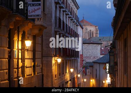 Gasse, Pensionsschild, Kirche und Kloster San Esteban, convento iglesia de San Estéban, Salamanca, Castilla y León, Spanien, Europa Stockfoto