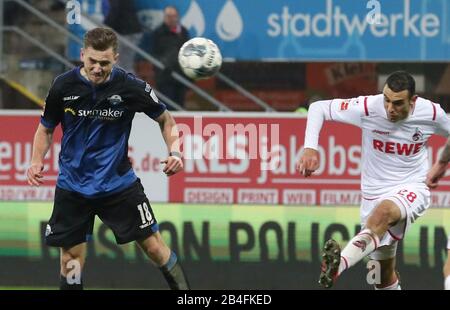 Paderborn, Deutschland. März 2020. Fußball: Bundesliga, SC Paderborn 07 - 1. FC Köln, 25. Spieltag in der Benteler Arena. Der aus Paderborn stammende Dennis Srbeny (l) kämpft mit Ellyes Skhiri (r) aus Köln um den Ball. Credit: Friso Gentsch / dpa - WICHTIGER HINWEIS: Gemäß den Vorschriften der DFL Deutsche Fußball Liga und des DFB Deutscher Fußball-Bund ist es untersagt, im Stadion und/oder aus dem fotografierten Spiel in Form von Sequenzbildern und/oder videoähnlichen Fotoserien auszunutzen oder auszunutzen./dpa/Alamy Live News Stockfoto