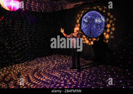 Oxo Tower Wharf, London, Großbritannien. März 2020. Künstler Karel Bata posiert mit der immersiven Lichtinstallation "Ikarus". Die Kunstschau befasst sich mit zwei Themen, dem katastrophalen Anstieg der globalen Erwärmung und der Wiederbelebung des Weltraumrennens. Die Ausstellung erstreckt sich über 5 Etagen im Barge House von Oxo Tower Wharf und läuft bis zum 15. März. Kredit: Imageplotter/Alamy Live News Credit: Imageplotter/Alamy Live News Stockfoto
