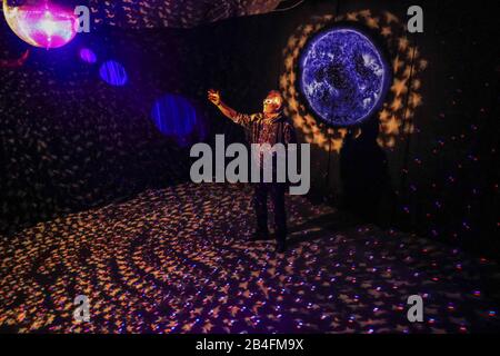 Oxo Tower Wharf, London, Großbritannien. März 2020. Künstler Karel Bata posiert mit der immersiven Lichtinstallation "Ikarus". Die Kunstschau befasst sich mit zwei Themen, dem katastrophalen Anstieg der globalen Erwärmung und der Wiederbelebung des Weltraumrennens. Die Ausstellung erstreckt sich über 5 Etagen im Barge House von Oxo Tower Wharf und läuft bis zum 15. März. Kredit: Imageplotter/Alamy Live News Credit: Imageplotter/Alamy Live News Stockfoto