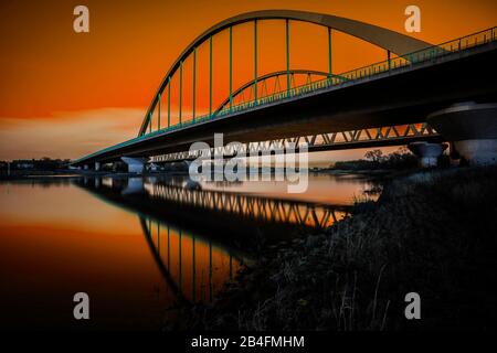 Brücke über die Elbe in Lutherstadt-Wittenberg (Orange Edition) Stockfoto