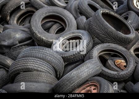 Alte abgenutzte Reifen verschiedener Kraftfahrzeuge Stockfoto