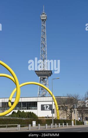 Kunstwerk Ursula Sax ´Looping 1992´, Funkturm, Messedamm, Charlottenburg, Berlin, Deutschland Stockfoto