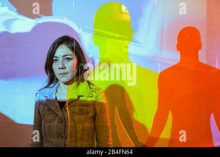 Oxo Tower Wharf, London, Großbritannien. März 2020. Künstlerin Joana Palma mit der Installation "das fünfte Reich" mit transluzenten Acrylskulpturen von Menschen. Die Kunstausstellung beschäftigt sich mit zwei Themen: Dem katastrophalen Anstieg der globalen Erwärmung und der Wiederbelebung des Weltraumrennens. Die Ausstellung erstreckt sich über 5 Etagen im Barge House des Oxo Tower Wharf und läuft bis März 15. Bild: Imageplotter/Alamy Live News Stockfoto