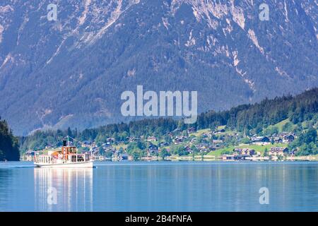 Grundlsee, Grundlsee-Ostende bei Gössl, historisches Passagierschiff "Rudolf", Blick nach Westen zum Dorf Grundlsee und Berg Zinken im Ausseerland-Salzkammergut, Steiermark, Styria, Österreich Stockfoto