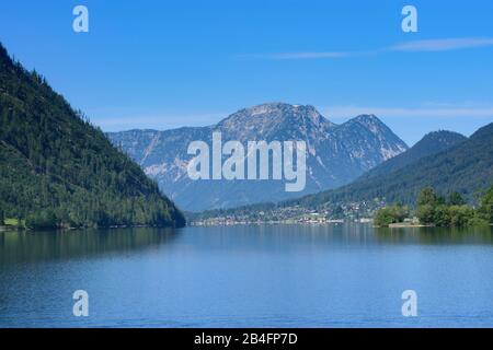 Grundlsee, Grundlsee-Ostende bei Gössl, Blick nach Westen zum Dorf Grundlsee und Bergzinken im Ausseerland-Salzkammergut, Steiermark, Styria, Österreich Stockfoto