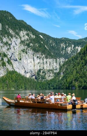 Grundlsee, Toplitzsee (Toplitzer See), Blick auf das östliche Ende des Sees, Menschen im Personenboot (Plätte) im Ausseerland-Salzkammergut, Steiermark, Styria, Österreich Stockfoto