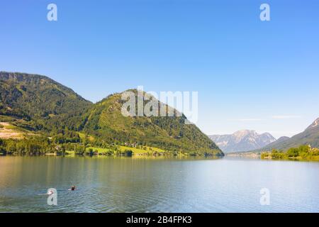 Grundlsee, Grundlsee-Ostende bei Gössl, Blick nach Westen zum Dorf Grundlsee und Berg Zinken, Schwimmer, Grau im Ausseerland-Salzkammergut, Steiermark, Styria, Österreich Stockfoto