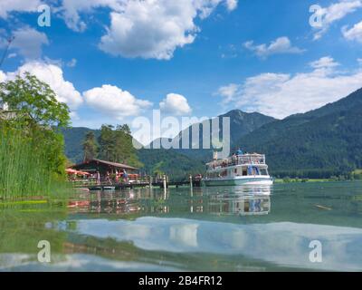 Weißensee, Weißensee, Ausflugsschiff am Steg Ronacherfels in Kärnten/Österreich Stockfoto