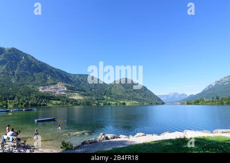 Grundlsee, Grundlsee-Ostrede bei Gössl, Blick nach Westen zum Dorf Grundlsee und Berg Zinken, Lido, Strand, Schwimmer im Ausseerland-Salzkammergut, Steiermark, Styria, Österreich Stockfoto