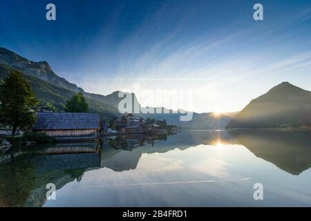 Grundlsee, Dorf Grundlsee, Blick auf das Gebirge Totes, Bootshaus im Ausseerland-Salzkammergut, Steiermark, Styria, Österreich Stockfoto