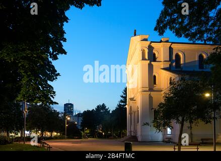 Wien / Wien, Bezirk Kaisermühlen, Platz Schüttauplatz, Kirche Herz Jesu, DC Turm 1 im 22. Donaustadt, Wien, Österreich Stockfoto