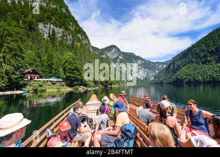 Grundlsee, Toplitzsee (Toplitzer See), Blick auf das Restaurant Fischerhütten, Personen im Personenboot (Plätte) im Ausseerland-Salzkammergut, Steiermark, Styria, Österreich Stockfoto