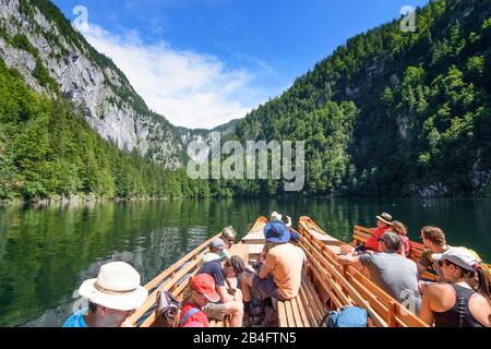 Grundlsee, Toplitzsee (Toplitzer See), Blick auf das östliche Ende des Sees, Menschen im Personenboot (Plätte) im Ausseerland-Salzkammergut, Steiermark, Styria, Österreich Stockfoto