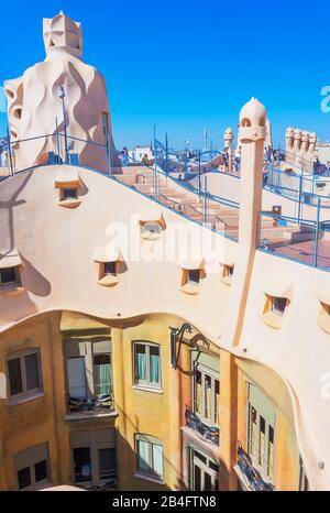 Kaminskulpturen auf dem Dach der Casa Mila (La Pedrera) von Antoni Gaudi, UNESCO-Weltkulturerbe, Barcelona, Katalonien, Spanien, Stockfoto