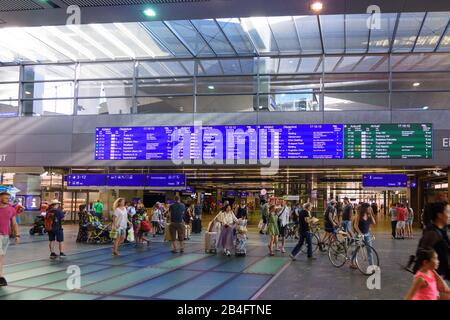 Wien / Wien, Hauptbahnhof Wien Hauptbahnhof, Haupthalle 11. Favoriten, Wien, Österreich Stockfoto