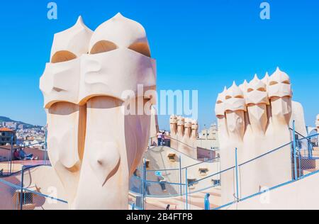 Kaminskulpturen auf dem Dach der Casa Mila (La Pedrera) von Antoni Gaudi, UNESCO-Weltkulturerbe, Barcelona, Katalonien, Spanien, Stockfoto