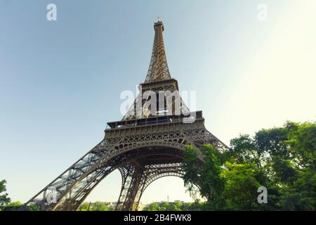 Brillantes Wetter auf dem Eiffelturm in Paris Stockfoto