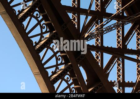 Brillantes Wetter auf dem Eiffelturm in Paris Stockfoto