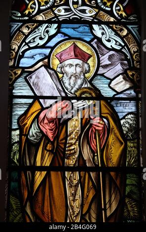 Glasfenster eines irischen Heiligen in Gougane Barra Oratory im County Cork Stockfoto