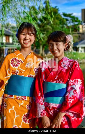 Junge Frauen tragen traditionelles japanisches Kleid am Sarasawa-ike Pond, Nara, Honshu, Japan Stockfoto