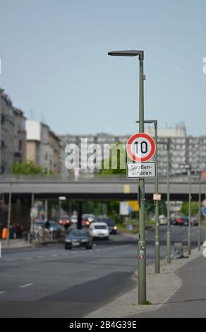 Tempolimit, 10 km/h, Yorckstrasse, Schöneberg, Berlin, Deutschland Stockfoto