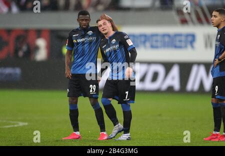 Paderborn, Deutschland. März 2020. Fußball: Bundesliga, SC Paderborn 07 - 1. FC Köln, 25. Spieltag in der Benteler Arena. Paderns Jamilu Collins (l-r), Marlon Ritter und Abdelhamid Sabiri sind am Ende des Spiels enttäuscht. Credit: Friso Gentsch / dpa - WICHTIGER HINWEIS: Gemäß den Vorschriften der DFL Deutsche Fußball Liga und des DFB Deutscher Fußball-Bund ist es untersagt, im Stadion und/oder aus dem fotografierten Spiel in Form von Sequenzbildern und/oder videoähnlichen Fotoserien auszunutzen oder auszunutzen./dpa/Alamy Live News Stockfoto