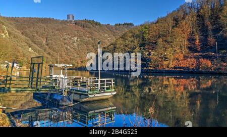 Fähre Welles und Blick auf den Baum-Top-Trail auf dem Cloef in Orscholz oberhalb der Flussschleife Saar, von Mettlach-Dreisbach, Saarland, Deutschland aus gesehen Stockfoto