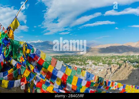 Panorama vom Tsenmo-Hügel über Leh und das Indus-Tal nach Stok Kangri, 6153m, Ladakh, jammu und Kashmir, Indien, Asien Stockfoto