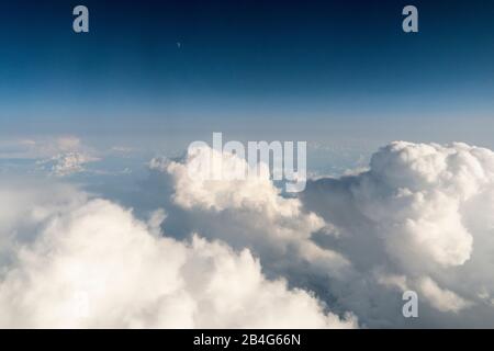 Flug, Luftbild, Cumulus Incus und Cumulonimbus Calvus, Gewitterwolken, Mond Stockfoto