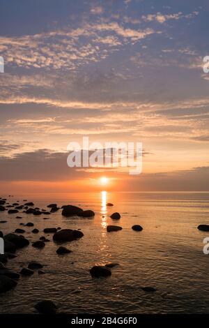 Estland, Nordküste, Ostsee, Schärenküste bei Kaberneeme, Abendlicht, Sonnenuntergang Stockfoto