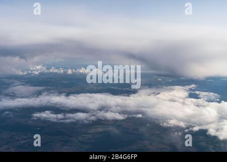 Flug, Luftbild, Cumulus Incus und Cumulonimbus Calvus, Gewitterwolken Stockfoto