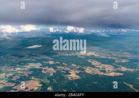 Lettland, Flug, Luftaufnahmen, Wald und Felder, Wolken, Cumulus congestus und Cumulonimbus calvus Stockfoto