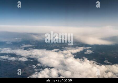 Flug, Luftbild, Cumulus Incus und Cumulonimbus Calvus, Gewitterwolken, Mond Stockfoto