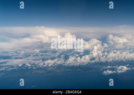 Flug, Luftbild, Ostseeküste, Cumulus incus, Altocumulus floccus Stockfoto