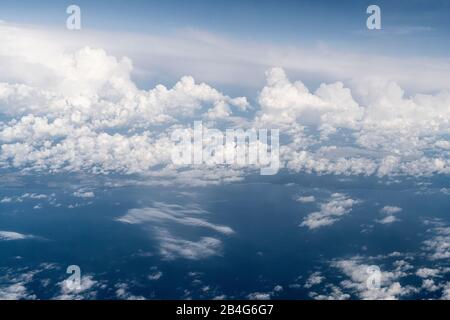 Flug, Luftbild, Ostseeküste, Cumulus incus, Altocumulus floccus Stockfoto