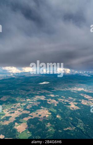 Lettland, Flug, Luftaufnahmen, Wald und Felder, Wolken, Cumulus congestus und Cumulonimbus calvus Stockfoto