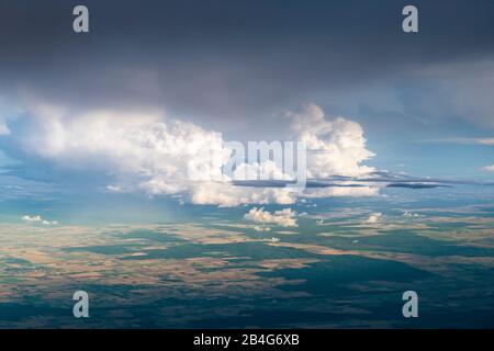 Lettland, Flug, Luftaufnahmen, Wald und Felder, Wolken, Cumulus congestus und Cumulonimbus calvus Stockfoto