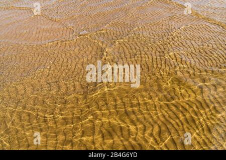 Estland, Peipsi Järv, Peipsi-See, Strand bei Kauksi, Wasser- und Sandstrukturen Stockfoto