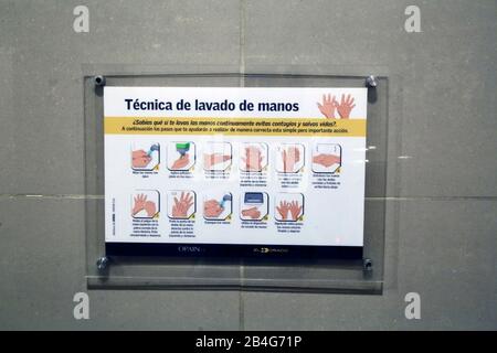 März 2020, Bogotá, Kolumbien: Schild auf Spanisch mit Diagrammen, die Handwaschtechnik zeigen, um das Risiko zu verringern, das 2019nCoV Coronavirus neben Waschbecken in Toiletten des internationalen Flughafens El Dorado, Bogotá, Kolumbien, zu fangen. Stockfoto