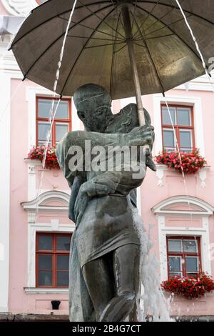 Estland, Tartu, Rathausplatz, Skulptur küssender Studenten Stockfoto