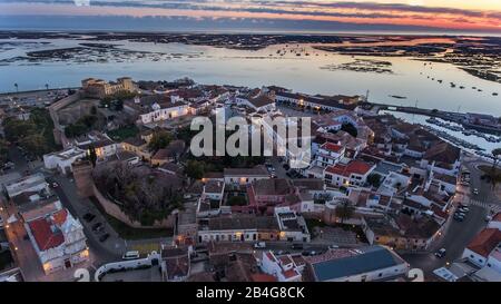 Antenne. Herrlicher Sonnenaufgang über der Altstadt von Faro Portugal Stockfoto