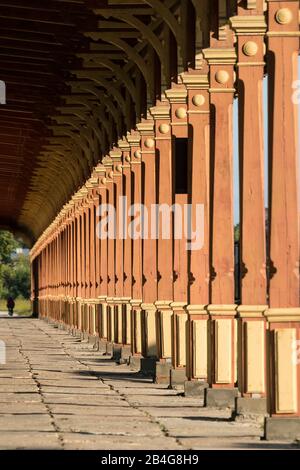 Estland, Haapsalu, historischer Bahnhof, Bahnsteig, Holzsäulen Stockfoto